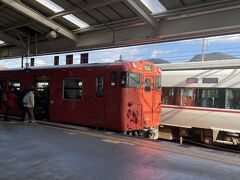 城崎温泉駅に戻って休憩します。
14時12分発の普通　浜坂行きのキハ47系が止まってました。
京阪神地区は、JR車両がメインですが、こちらのエリアはまだまだ国鉄時代の車両が現役で運行してます。
空港行きのバスまで時間があるので餘部駅に行こうかと思いましたが、山陰本線は単線でローカル線なので普通列車が2時間に1本しか運行されておらず、城崎温泉駅に戻る時間帯の列車がないため、断念…