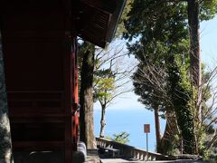 分かりづらいですがちょうど神社の境内からは初島が見えます。