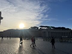 やってきました！バチカン市国。
ローマの地下鉄からすぐ。
この日は入国？の審査みたいなのがけっこう厳しかったです。
初めてだから、そんなものかと思ったのですが、のちのち理由を知ることに。