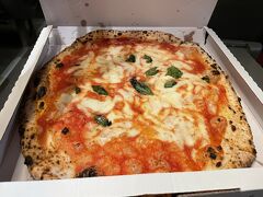 来ました！！ミケーレの名で親しまれているピッツェリア。帰りの電車に間に合うか心配でしたが、なんとかゲット！！ナポリのピザを食べられたので、ミッション全てクリアです。味は言うまでもなく、これまで食べたピザで最高のものでした。

それでは明日はローマ観光です。