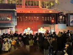 実は16時50分の「ジャンボーミッキー」、エントリー当選していたんです。

でも、もう始まっちゃってるし。
それにジャンボリミッキーを踊って楽しむだけなので、ま、いいかと。^^;

遠くから眺めておしまい。