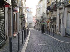 緩やかな坂を下っていきますが、こちらはリスボンでも古い街並みのアルファマ地区