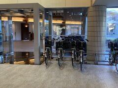 入口横にはレンタサイクルがありました。
自転車大切にされてます。ホテルの中にありました。