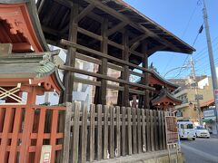 大國魂神社前を通る旧甲州街道を西に向かって数府のところにある高札場。
府中街道との交差点のところにあります。