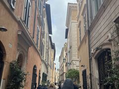 イタリアのこうゆう細い道って好き
Via dei Coronari（コロナリー通り）と言うみたいです