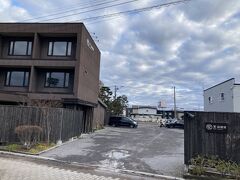 
きょうのお宿に着きました。
「湯の川温泉　笑　函館屋」。
湯の川では珍しい、源泉掛け流しのお湯が自慢のホテルです。

