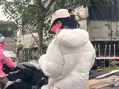 空港に向かう途中で見た景色。
女性のポニーテール用のヘルメットがあるんですね！なかなか面白い（けどヘルメットとして機能するのかな？）