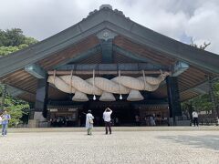 たまたま金曜にお休みを取れることになったので、旦那も合わせて休んでくれ出雲へ行ってきました。
島根の景色はとてものどか。
結構米所が多いのか、田んぼも多いですね。

12:00 車で出雲大社へ。ちゃんと回ればかなり広くそれなりに時間がかかると思うのですが、子供が抱っこ～ジュース～アイス～でしょっぱなから抱っこ…まぁ、5歳と3歳に神社仏閣を回るのは無理がありますね苦笑

かなり暑かったので大人も抱っこで回るのはきつい～

出雲大社は女友達の縁結びを願って独身時代の時に来た事がありますが、家族を持ってみんなで来れて家族のご縁に感謝です。

有名な大注連縄の所です。すごい迫力です。こちら側に駐車して、中から入口の方へ向かいます。