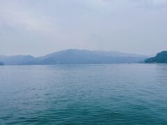 日月潭は台湾で一番大きな湖だそうです。
山に囲まれたきれいな場所。
今まで台湾に来て自然を楽しむ機会がなかったので、新鮮な気持ちです。