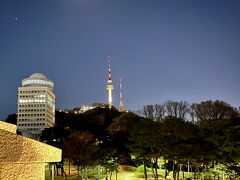 続いてもう一度バスに乗って“南山公園 白凡広場” に向かいます。
