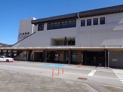 こちらが駅舎の外観．立派な駅です．