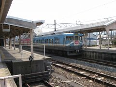 津幡駅から七尾線の普通電車で北上すること1時間。
のと鉄道七尾線の始発駅である七尾駅に到着しました。
接続の12時19分発の穴水行きまではまだ時間があるので、しばらく駅周辺をぶらつきます。