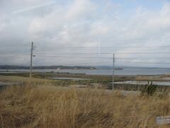 田鶴浜駅を出た列車は、七尾西湾に沿って走ります。