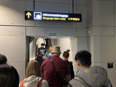 ストックホルムのアーランダ空港に到着！
英語と中国語が表示されていますが、白い文字は全く読めません。外国来たって感じ。