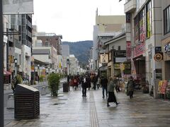 観光客で そこそこ賑わう 奈良三条通りを 近鉄奈良駅の方へ進み、この日 最初の「薬師如来」を目指す
　