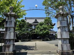次にやってきたのは大日本報徳社です
この門は明治42年の建立で静岡県指定文化財です