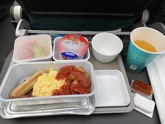 機内食は朝出発だったからか、控えめで朝ご飯らしい内容でした