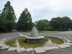 ６月の平日午前に舎人公園へ行きました。舎人ライナーの舎人公園駅が最寄り駅です。舎人公園交差点で交わる道路を境に、舎人公園は４つのブロックに分かれています。Aブロックにテニスコート、ドッグラン、陸上競技場があります。