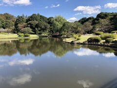 10月、海外の友人たちと一緒に新宿御苑を訪れました。土曜日の昼前に着いた時は、家族連れや海外からの観光客が多く訪れていました。新宿門でもらった園内地図を見て、散歩するルートを友人たちに決めてもらいました。日本庭園を周りながら千駄ヶ谷門から出ました。日本庭園で盛んに写真を撮っていて、芝生広場には関心がないなど、自分と異なる視点で歩いていたのが新鮮でした。