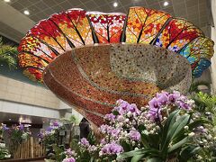 スカイトレインでタミ2につきました。
途中にあったお花のオブジェ。これ素敵でした。