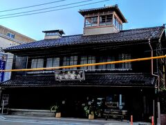 森忠商店
江戸時代初期に加賀国森下村から移り住み屋号を森下屋と称した老舗の店。七代目から九代まで忠三郎と名乗り、森下屋忠三郎、略して森忠と称し、店名の始まった。2階建ての建屋は尾張町で異彩を放つ町家だが、大小二つの望楼が非常に目を引く。江戸末期の建物だ