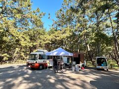 松原の中にあるのがこちら「からつバーガー 虹の松原本店」、唐津で４店舗を展開するバーガーショップです。昭和36年（1961年）創業とのことですが、松林の中のキッチンカーが本店？…本店が移動式というのは逆に斬新ですね。