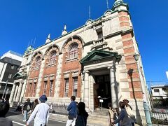 曳山が過ぎたところで県指定重要文化財である「旧唐津銀行」の見学です。辰野式と呼ばれる赤煉瓦に白い花崗岩を配した建築。