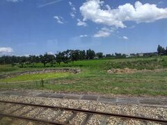 鉄道遺構。城端（じょうはな）線の城端駅では、かつて蒸気機関車の向きを変えるため使用されていた転車台の遺構（石垣）が現存し、見学も可能である。2022年3月には新たに「転車台のあらまし」を解説した案内板が製作され、駅前の路線バス停留所横に掲示されるようになった。

　城端駅の転車台は1900年初頭から1969年まで使用され、その後は土砂で埋められていたという。地元報道によると、地域の活性化を進める有志団体が「終着駅のシンボルとして転車台の遺構を観光資源に活用できないか？」と検討を進め、2020年の夏に土砂の中から遺構を掘り起こし、丸く形作る石垣や金属部材の一部が再び姿を現した。
かたわらの高台からは、転車台の全体像が一望できる。また、転車台の中を花壇に見立て、キバナコスモスの種を蒔いて夏から秋にかけて華麗な花を咲かせている。