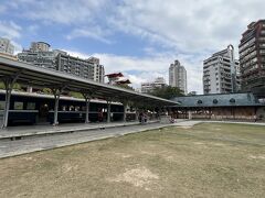 MTRの駅の横は公園になっていて、旧新北投駅舎と客車が保存されています。