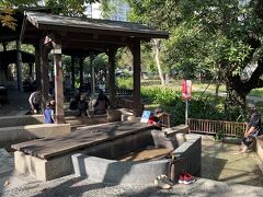 温泉公園を少し入ると、すぐに足湯があります。
