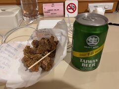 ホテルに帰って唐揚げおつまみにビールで乾杯。1日目はこれで終了。