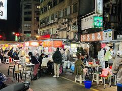 夕飯は、ホテル近くの雙城街夜市で食べ歩きをしました。