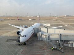 上海航空の国際線。B787の大型機でクアラルンプールへ。東方航空はエアバス主体だが子会社の上海航空はボーイングが多い。
