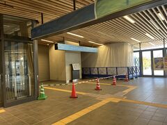 12月30日　小松駅

３月の北陸新幹線延伸に向けて、
従来の駅舎と新幹線駅舎が完全につながっている。