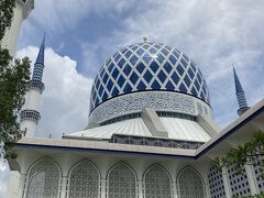 正式には「マスジッド・スルタン・サラフディン・アブドゥル・アジズ・シャー」といい、その美しい青さからブルーモスクの愛称で親しまれている。