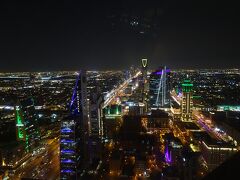 Al Faisaliah Towerの展望台から夜景を観賞♪69SAR＝2,669円。
奥にはキングダムタワーが見えます。展望台を覆うガラスに光が反射して綺麗な写真を撮りにくい。他に誰もいませんでした。