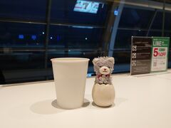 2024年1月4日早朝、羽田空港に着きました。
ラウンジでコーヒー飲みつつ、手土産にする予定のプレスバターサンドのお店が開くのを待機中。
2日前の航空機事故で少し物々しい雰囲気です。