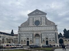 ここに来るといつも、すごいシンメトリーだなぁって思う
その教会は「Basilica di Santa Maria Novella」
鉄道の駅の名前にもなってるね