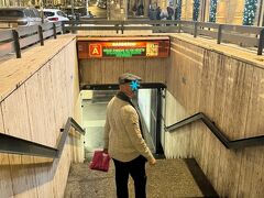 その広場にあるバルべリーニ駅から地下鉄に乗ってホテルに帰ります