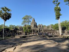 こうして到着したのが、アンコール・トムです。
ベテランの日本語ガイドさんだったので、「日本でいうといつの時代にできたもの」「こんな背景で作られた」「カンボジア人にとても好かれている王様で」など説明も分かりやすくて理解が深まりました。