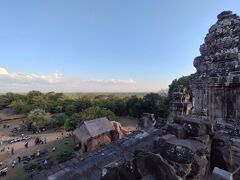 アンコール・ワットを離れ、夕日鑑賞でプノンバケンへ来ました。
プノンバケンも一応遺跡なのですが、夕日鑑賞としての要素が強いらしく特に説明などはありませんでした。
また、遺跡にたどり着くまでかなり本気の登山を行うことになります。一日遺跡観光した後の登山はかなり堪えます…