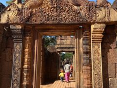 バンテアイ・スレイは聞いていた通り圧巻の遺跡でした！
他の遺跡と異なり使用されている石がピンク色っぽいものらしく、赤茶色の遺跡です。