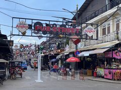 お買い物後、休憩のためカフェに入ろうと移動です。
トゥクトゥクでパブストリートの入り口まで行き、パブストリートを散策しながらゆっくりできそうなお店を探しました。