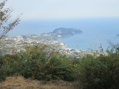 城山公園ピクニックグランドから見る真鶴半島　湯河原城山山頂から東へ10分程の所にあるトイレ、ベンチ、休憩舎がある芝生広場公園です。眺望は抜群で、相模灘、真鶴半島、伊豆半島、伊豆大島、初島等が見られます。本日、遠くは霞んでおり、伊豆大島は見えず、伊豆半島は微かに島影が見える程度でした