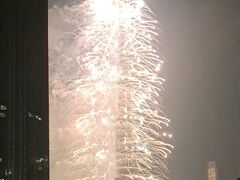 ドバイ新年カウントダウンイベントのクライマックスです。
壮絶な数の花火がブルジュハリファから放たれます。