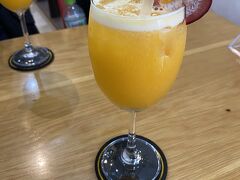 朝の頭痛が強くなってきたので、旧市街のチェングエンレジェンドで休憩です。
昨年ホーチミン旅行時にカフェ巡りをした際、カフェイン中毒になってダウンしたので、今回の旅では1日コーヒー1杯まで、と決めていました。
既にエッグコーヒーを飲んでいたので、折角のチェングエンでしたがパッションジュースをいただきました。