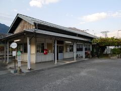 15:50、休憩兼ねて野尻駅に立ち寄り。なんか待合室に外人さんがいっぱいいる！
後から調べたら、この近くから与川道という中山道のバイパス（木曽川が氾濫した時用）として作られた道を歩けるらしく、その道が外国人に人気らしい。もしかして与川道を歩いてきた人たちが宿に戻るために電車を待ってるのかなあ。
与川道か。興味あるな。心にメモしておこうっと。