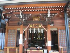 元神明宮(天祖神社)拝殿　創建は伝1005年、一条天皇の勅命により創建、御祭神は天照大神です。古くは元神明宮と言われていて、明治政府によって天祖神社と定められる。石段を登る途中に境内社天白稲荷神社、鳥居を潜ると、左手に稲荷社が二社、平川稲荷神社、正面に超モダンな建造物、その中に木造の社殿があります。社殿の前に稲荷神社が更に一社あります