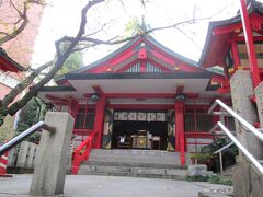 三田春日神社拝殿　創建は958年、武蔵国国師藤原正房が任国の際、春日大社の天児屋根命の御神霊を勧請したのが始まりです。御祭神は天児屋根命です。鳥居を潜り石段を登ると、正面に朱塗りが目立つ拝殿、その奥に本殿があります。その他、石塔、境内社赤羽稲荷、境内社福徳稲荷、旧大鳥居基礎石等があります