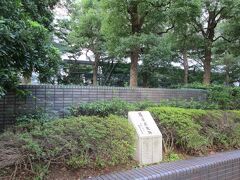 薩摩屋敷跡　薩摩島津藩上屋敷は、NEC本社ビル周辺に広大な面積を持っていました。その跡碑がNEC本社ビルの北側、電機通沿いに建っています。往時の面影はありません